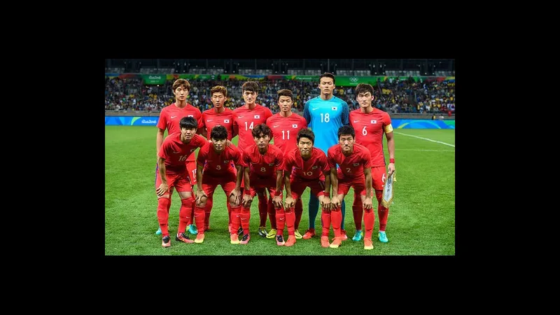 Cầu thủ Hàn Quốc với áo màu đỏ tấn công trước hàng phòng ngự của Paraguay Cầu thủ Hàn Quốc với áo màu đỏ tấn công trước hàng phòng ngự của Paraguay