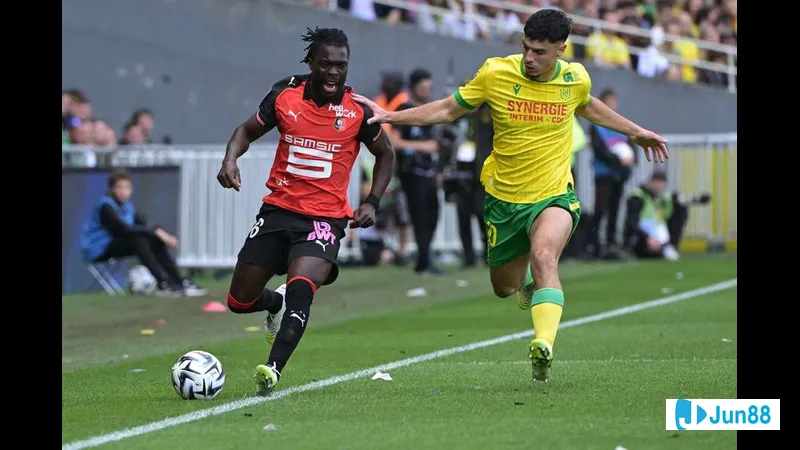 Cầu thủ Rennes nỗ lực giành bóng khỏi người đối thủ của Le Havre trong một tình huống tranh chấp gay cấn. Cầu thủ Rennes nỗ lực giành bóng khỏi người đối thủ của Le Havre trong một tình huống…