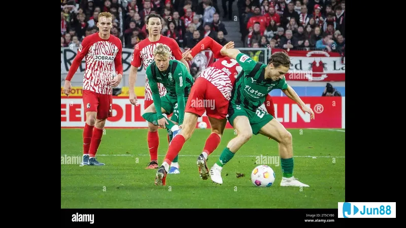 Cầu thủ Monchengladbach vượt qua đối thủ của Freiburg trong trận đấu Cầu thủ Monchengladbach vượt qua đối thủ của Freiburg trong trận đấu