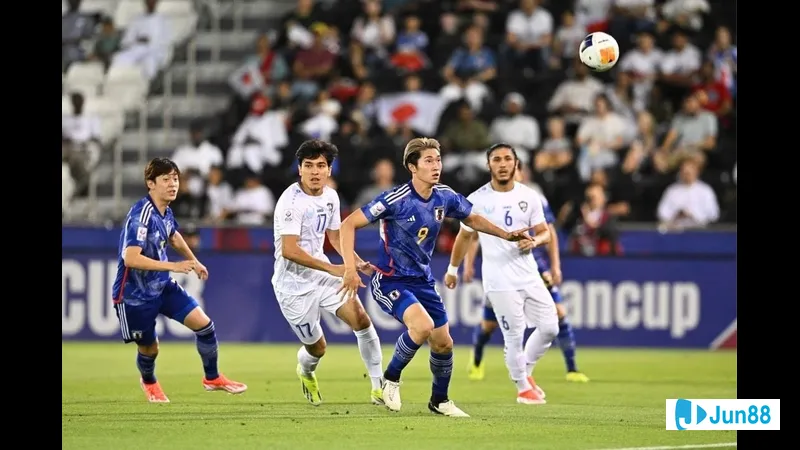 Cầu thủ Nhật Bản đang nỗ lực vượt qua hậu vệ Paraguay trên sân cỏ Cầu thủ Nhật Bản đang nỗ lực vượt qua hậu vệ Paraguay trên sân cỏ