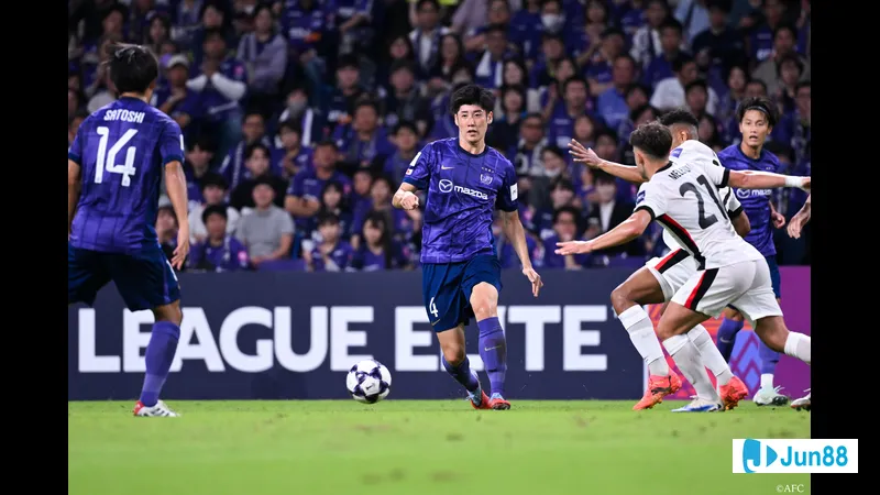 Cầu thủ Sanfrecce Hiroshima với nỗ lực vượt qua phòng ngự từ cầu thủ Machida Cầu thủ Sanfrecce Hiroshima với nỗ lực vượt qua phòng ngự từ cầu thủ Machida