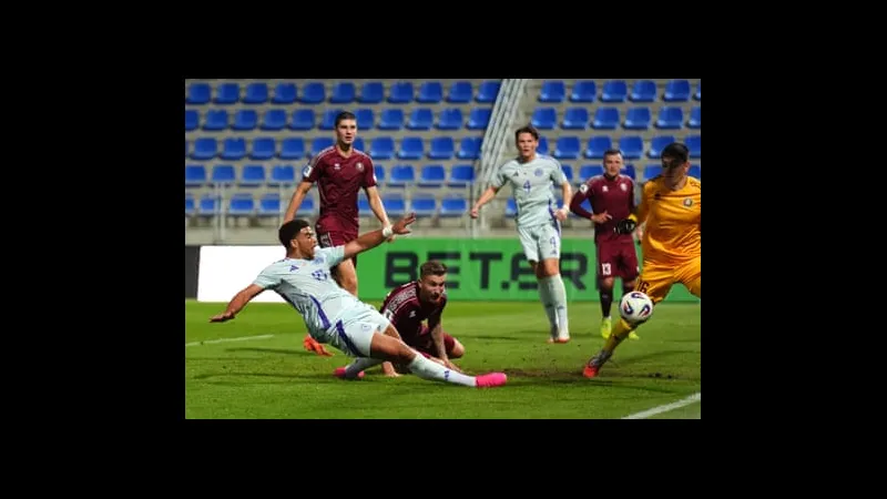 Cầu thủ Scotland vượt qua cầu thủ Belarus bằng kỹ thuật đi bóng tinh tế