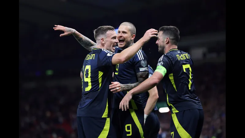 Cầu thủ Scotland chạy nhanh với bóng để vượt qua cầu thủ Belarus